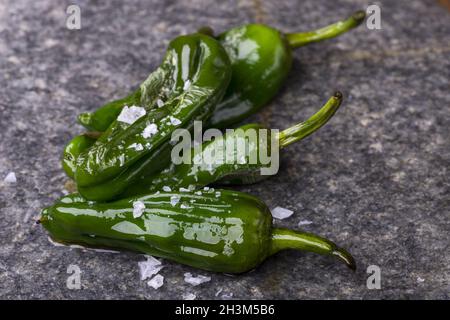 Grünes pimientos de padron mit Meersalz Banque D'Images