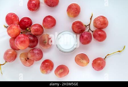 Crème à l'extrait de pépins de raisin.Mise au point sélective.Nature. Banque D'Images