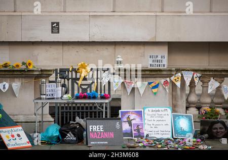 Westminster, Londres, Royaume-Uni.29 octobre 2021.Campement devant le Foreign Office dans le centre de Londres pour souligner le maintien en détention de Nazanin Zaghari-Ratcliffe en Iran.Le mari Richard Ratcliffe est actuellement en grève de la faim au campement pour faire pression sur le gouvernement britannique et sur le nouveau secrétaire aux Affaires étrangères Liz Truss pour qu'il intervienne plus fermement dans le détenu.Crédit : Malcolm Park/Alay Live News Banque D'Images