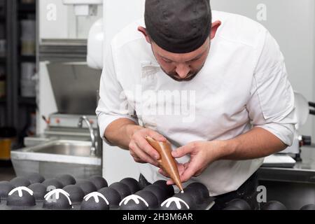 Confiseur professionnel faire le chocolat bonbons à confiserie. Banque D'Images