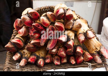 Pieds/sabots animaux.Parties de bovins abattus / bouchées vaches / animaux en vente sur un petit marché dans l'ancienne ville chinoise fortifiée de Songpan dans la province du Sichuan, en Chine.(125) Banque D'Images