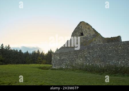 Le club de tir Enfer.Hell Fire club, célèbre ruine d'un ancien pavillon de chasse et de pins sur Montpelier Hill lors d'une journée nuageux à Dublin, Irlande Banque D'Images