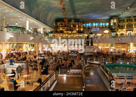 Le Food Hall du centre commercial Trafford Centre.Manchester Royaume-Uni.Exposition longue Banque D'Images