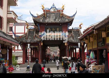 Pont de Tongyuan passerelle couverte passerelle dans le style d'une pagode avec un toit à plusieurs niveaux et plusieurs avant-toits. Songpan est une ville du nord de la province du Sichuan, en Chine. (125) Banque D'Images