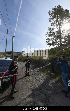 Herculanum, Italie.29 octobre 2021.Herculanum reliefs des carabinieri dans le district de San Vito à Herculanum, où deux garçons non censurés âgés de 26 et 27 ans ont été abattus.Il aurait pu être le propriétaire d'une maison dans la région qui a tiré, croyant que les deux victimes étaient stationnées dans la voiture attendant d'effectuer un vol.Crédit : Agence photo indépendante/Alamy Live News Banque D'Images