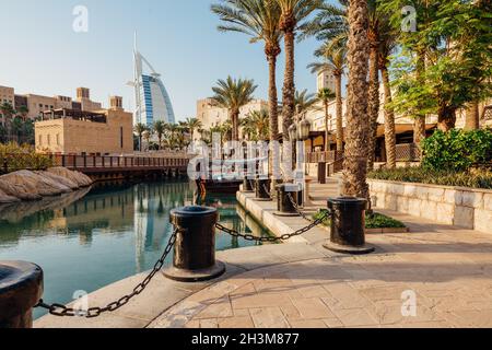 Vue sur l'hôtel Burj Al Arab depuis le Souk Madinat, Dubaï, Émirats arabes Unis Banque D'Images