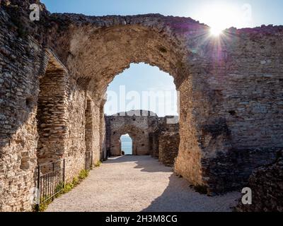 Grottes de Catullus ou Grotte die Catullo long Corridor ou il lungo corridoio sur la péninsule de Sirmione au lac de Garde, en Italie Banque D'Images