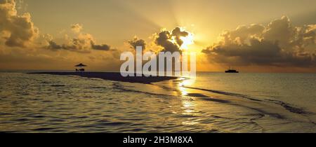 Magnifique coucher de soleil tropical au-dessus d'un bar de sable dans l'atoll d'Ari Sud dans les Maldives, Océan Indien. Banque D'Images