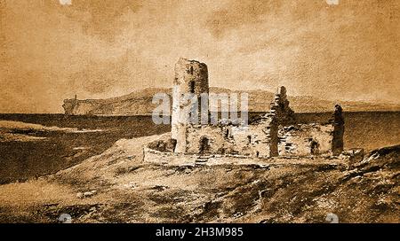 1908 - l'église de St Magnus, Egilsay, Orkney, Écosse comme elle était avant la restauration.Earl Magnus a été assassiné dans une confrontation avec Earl Hakon à propos d'un différend sur qui devrait gouverner Orkney en 1116.L'église date vers 1136, lorsque l'évêque William d'Orkney et le futur comte Rognvald reconnaissaient Magnus comme un saint et érigèrent l'église en sa mémoire.Son grand clocher rond, à l'origine, était de près de 20 m de haut et pouvait être vu sur des kilomètres autour.Il a servi de balise pour les pèlerins.Aujourd'hui, l'église sans toit est encore un bâtiment remarquable dans un emplacement magnifique. Banque D'Images