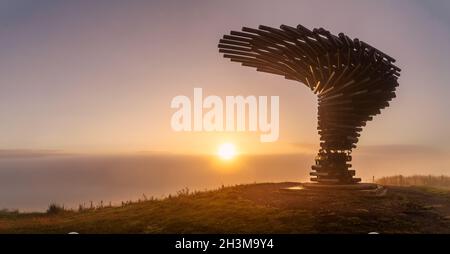 Photo de paysage de lever de soleil avec une inversion de nuages au-dessus de la ville de Burnley dans le Lancashire.Cette prise a été prise au chant Ringing Tree sur la colline. Banque D'Images