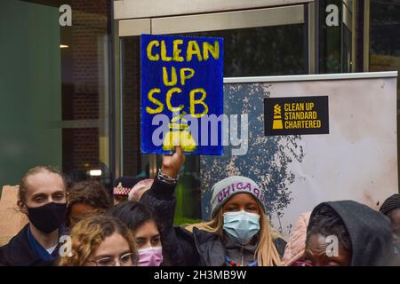 Londres, Royaume-Uni.29 octobre 2021.Des militants se sont rassemblés devant Standard Chartered dans la City de Londres pour le financement de la manifestation Climate chaos en prévision de la COP26, demandant à la banque de mettre fin au financement des combustibles fossiles. Banque D'Images