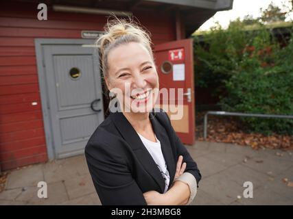 29 octobre 2021, Hambourg : Christine Meinlschmidt, la nouvelle directrice du site de Hambourg pour sans-abri « Alimaus », se trouve devant le site.À partir du 1er novembre 2021, les sans-abri seront de nouveau autorisés à recevoir des aliments maison.L'admission est possible pour toutes les personnes vaccinées et récupérées.Photo: Marcus Brandt/dpa Banque D'Images