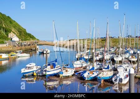 Yachts à Ax Yacht club à Axmouth port sur la rivière Ax à Haven Cliffs Seaton Devon Angleterre GB Europe Banque D'Images