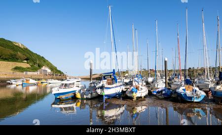 Yachts à Ax Yacht club à Axmouth port sur la rivière Ax à Haven Cliffs Seaton Devon Angleterre GB Europe Banque D'Images