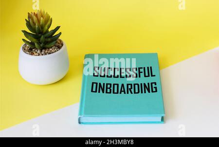 Un symbole de réussite de l'adaptation.Un livre avec les mots adaptation succès sur fond blanc et jaune.Business et adaptation Success concept. Banque D'Images