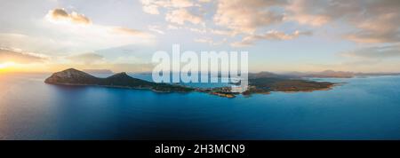 Vue d'en haut, prise de vue aérienne, vue panoramique stupéfiante de Golfo Aranci pendant un beau lever de soleil. Banque D'Images