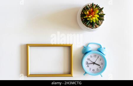 Horloge rétro et cadre doré, fleur dans un pot sur fond blanc Banque D'Images