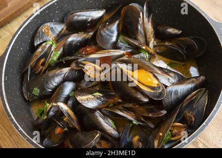 moules cuites à la vapeur au poivre ou à la pata di cozze Banque D'Images