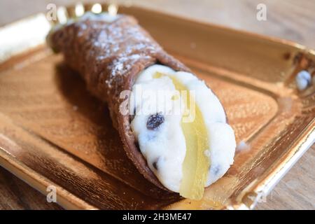 cannolo sicilien farci de crème à la ricotta, de noix de chocolat et de fruits confits Banque D'Images