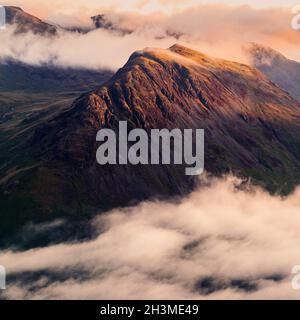 Camping sauvage sur Illgill Head dans le parc national de Lake District, Angleterre.Il y avait une vue magnifique au lever du soleil sur Wastwater et le Wasdale. Banque D'Images