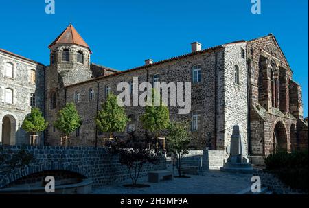 Monastier-sur-Gazeille, Abbaye bénédictine Saint-Chaffre sur la place du couvent (place du couvent), haute Loire , Auvergne Rhône Alpes, France Banque D'Images