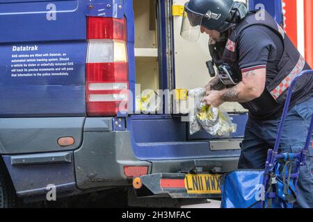 G4S espèces dans les services de transit DataTrak, livraison du système anti-vol et transport de sécurité de recouvrement d'entreprise, transfert d'argent sécurisé, collectes d'argent et livraisons professionnelles ; conducteur livrant des pièces à Preston Bank à Fishergate, Royaume-Uni Banque D'Images