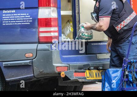 G4S espèces dans les services de transit DataTrak, livraison du système anti-vol et transport de sécurité de recouvrement d'entreprise, transfert d'argent sécurisé, collectes d'argent et livraisons professionnelles ; conducteur livrant des pièces à Preston Bank à Fishergate, Royaume-Uni Banque D'Images