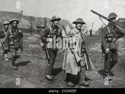 WWI - les Fusileers de Northumberland reviennent de la bataille d'Eloi ou de Sint-Elooi (alias actions des cratères de St Eloi) avec des trophées allemands rassemblés sur le champ de bataille. Banque D'Images