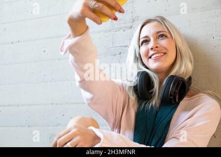 une jeune femme blonde étudiante utilisant un smartphone. selfie Banque D'Images