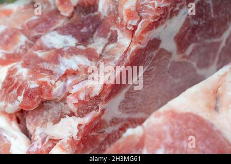 Macro un grand morceau de viande de porc frais magnifique pour cuisiner des steaks sur une planche à découper Banque D'Images