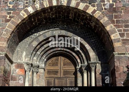 Monastier-sur-Gazeille, porche de l'abbaye bénédictine Saint-Chaffre, département de la haute Loire, Auvergne Rhône Alpes, France Banque D'Images