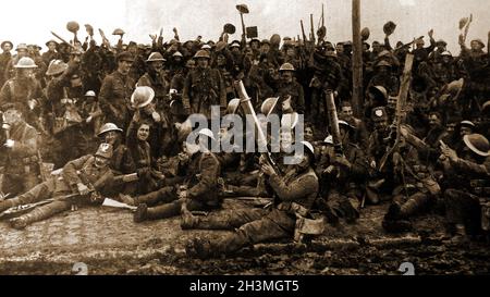 WWI - les Fusileers de Northumberland reviennent de la bataille d'Eloi ou de Sint-Elooi (alias actions des cratères de St Eloi) avec des trophées allemands rassemblés sur le champ de bataille. Banque D'Images