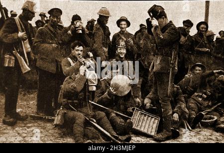 WWI - les Fusileers de Northumberland reviennent de la bataille d'Eloi ou de Sint-Elooi (alias actions des cratères de St Eloi) avec des trophées allemands rassemblés sur le champ de bataille. Banque D'Images