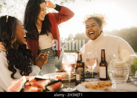Des amies gaies rient tout en faisant la fête Banque D'Images