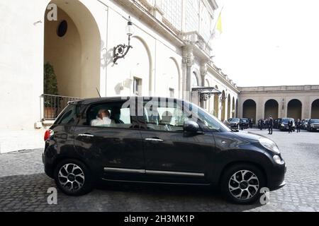 Cité du Vatican.29 octobre 2021.29 octobre 2021 - Cité du Vatican (Saint-Siège) LE PAPE FRANÇOIS après la rencontre avec le Président des États-Unis JOE BIDEN dans la nouvelle voiture FIAT 500 dans sa résidence à Santa Marta au Vatican.Crédit : ZUMA Press, Inc./Alay Live News Banque D'Images