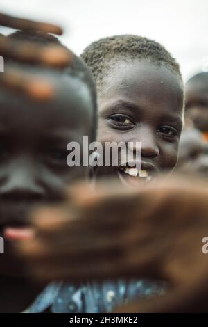 Tribu TOPOSA, SOUDAN DU SUD - 12 MARS 2020: Enfants de Toposa Tribe gesticulant et regardant la caméra dans le village du Sud S. Banque D'Images