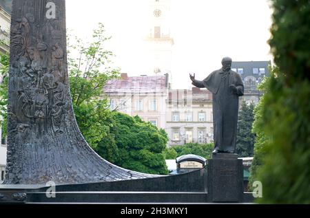 LVIV, UKRAINE - : Monument Taras Shevchenko, Lviv, Ukraine.Il a 4.45m de long statue de Taras Shevchenko avec une vague de Renaissance Stella avec soulagement Banque D'Images