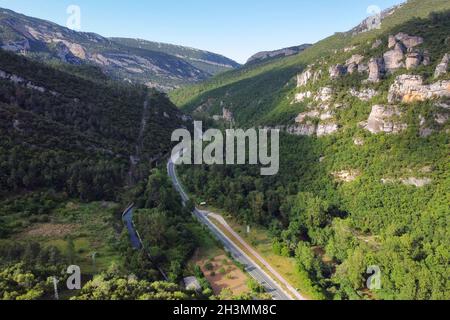 Vue aérienne d'un canyon et de la rivière Ebro qui le traverse dans la province de Burgos, Castilla y Leon, Espagne. Banque D'Images