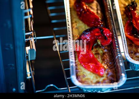 Tarte aux légumes avec poivrons rôtis sur le dessus.Deux moules à quiches dans le four.Des aliments sains faits maison.Photo de haute qualité Banque D'Images