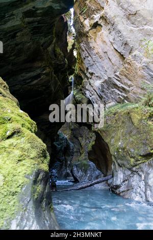 Gorge Étroite Avec Cascade, Wilson Creek, Haast Pass, Côte Ouest, Île Du Sud, Nouvelle-Zélande Banque D'Images