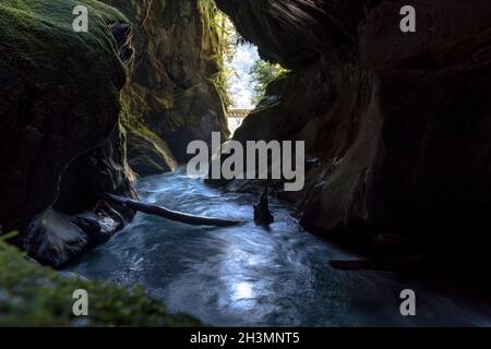 Gorge Étroite Avec Cascade, Wilson Creek, Haast Pass, Côte Ouest, Île Du Sud, Nouvelle-Zélande Banque D'Images