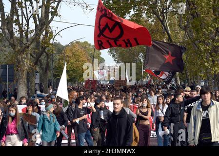 Rome, Italie.29 octobre 2021.Des manifestants branle des drapeaux pendant la manifestation.Des étudiants se sont réunis pour protester contre le G20 prévu pour les 30 et 31 octobre 2021 et contre le gouvernement italien sur des questions telles que: L'accès aux écoles publiques, l'accès universel aux vaccins et aux soins médicaux et des solutions réelles et immédiates à l'urgence climatique.Crédit : SOPA Images Limited/Alamy Live News Banque D'Images