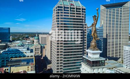 Statue de l'antenne des soldats et des marins au sommet avec le palais de justice du centre-ville d'Indianapolis en arrière-plan Banque D'Images