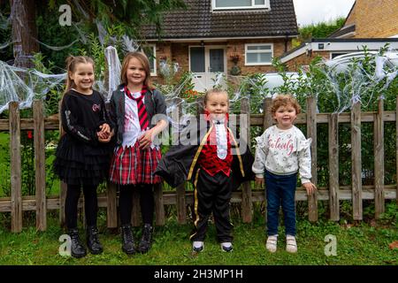 Marlow Bottom, Buckinghamshire, Royaume-Uni.29 octobre 2021.Enfants Isla, Lauciana, Zay, Milan s'amuser en suivant le sentier des défilés.Il y avait beaucoup à voir à Marlow Bottom aujourd'hui, car les entrées enrageantes dans le Festival annuel de Scarecrow de Marlow Bottom organisé par les amis de Burford ont causé beaucoup de sourires et de rires.Les fonds recueillis au cours de l'événement seront versés à l'école Buford locale.Crédit : Maureen McLean/Alay Live News Banque D'Images