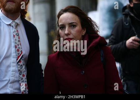 Londres, Royaume-Uni.28 octobre 2021.STELLA MORRIS, la partenaire du fondateur de Wikileaks, Julian Assange, QUITTE les cours royales de justice après l'audience d'extradition finale.Crédit : ZUMA Press, Inc./Alay Live News Banque D'Images