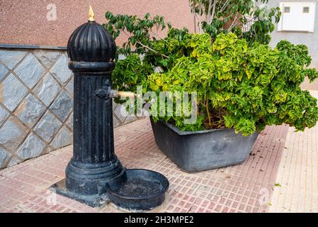 Ancienne fontaine d'eau potable en métal dans le hameau de la Murta, Corvera, Murcie, Espagne. Banque D'Images