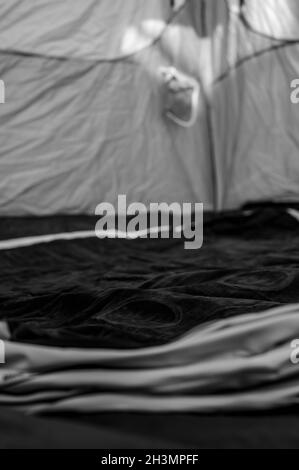 Mise au point sélective d'un matelas pneumatique gonflable sur le sol d'une tente en cours de remplissage. Banque D'Images