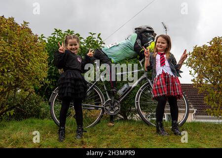 Marlow Bottom, Buckinghamshire, Royaume-Uni.29 octobre 2021.Isla et Lauciana s'amuser au festival.Il y avait beaucoup à voir à Marlow Bottom aujourd'hui, car les entrées enrageantes dans le Festival annuel de Scarecrow de Marlow Bottom organisé par les amis de Burford ont causé beaucoup de sourires et de rires.Les fonds recueillis au cours de l'événement seront versés à l'école Buford locale.Crédit : Maureen McLean/Alay Live News Banque D'Images