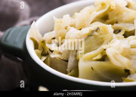 Ragoût de chou blanc et de bacon.Légumes, fond Banque D'Images