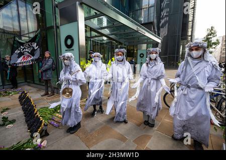 Londres, Royaume-Uni.29 octobre 2021.Des activistes du climat protestent devant la capitale Macquarie, dans la ville de Londres, demandant un arrêt au tunnel de Silvertown.L'institution fait partie du Riverlinx Consortium, qui tient l'appel d'offres pour le tunnel de Silvertown, un projet d'infrastructure routière de plus de 2 milliards de livres sterling, qui sera exécuté sous la Thames entre l'est et le Sud-est de Londres ajoutant à la pollution dans la région.Cette manifestation fait partie de la campagne plus large de financement du chaos climatique et intervient à l'occasion de la Conférence des Parties des Nations Unies sur les changements climatiques (COP26) qui se tient à Glasgow.Credit: Stephen Chung / Alamy Live News Banque D'Images